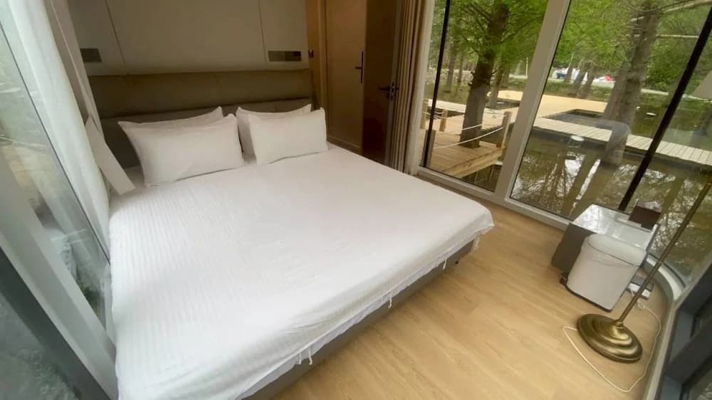 太空艙其中一個獨立雙人床睡眠空間